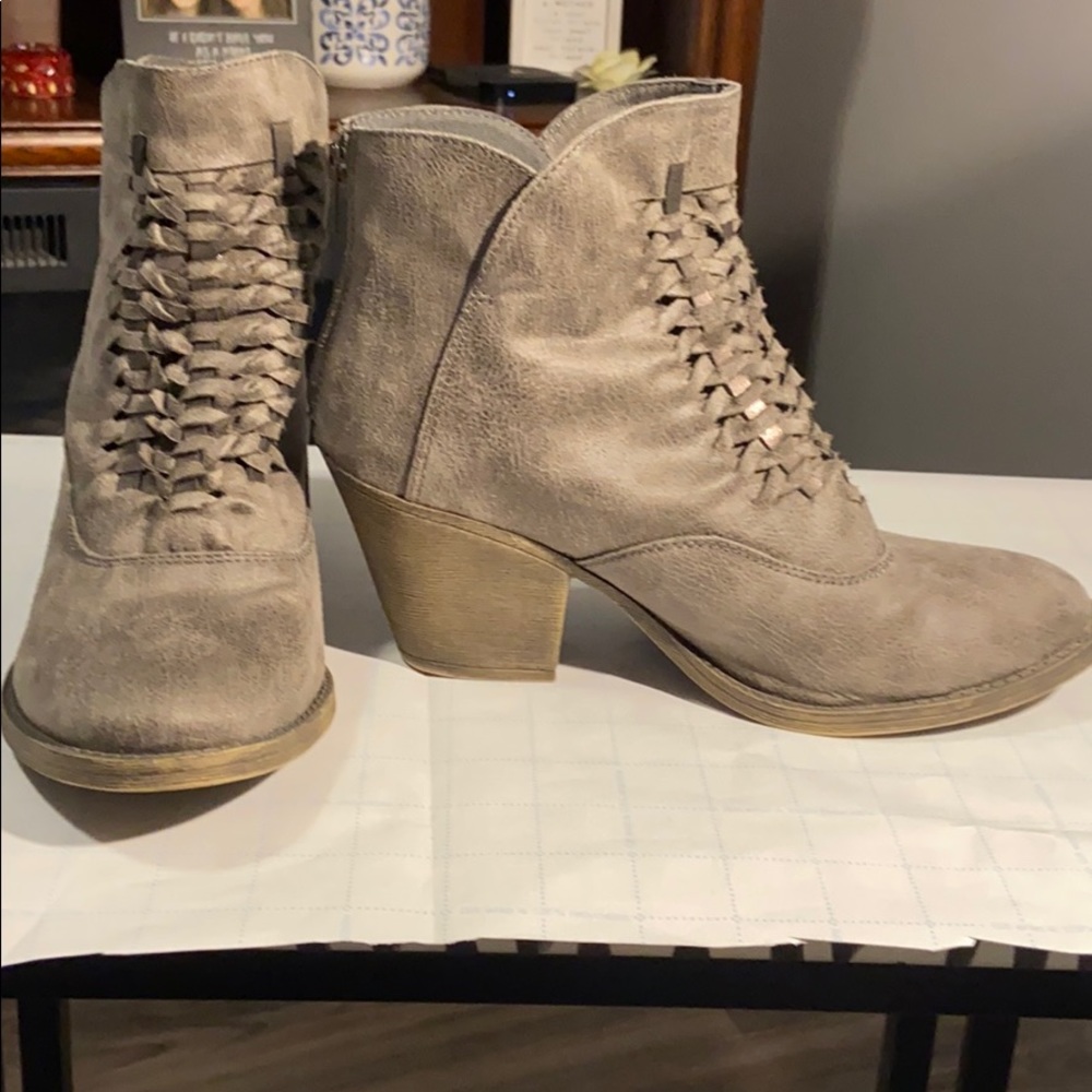 Maurice’s Gray Boots